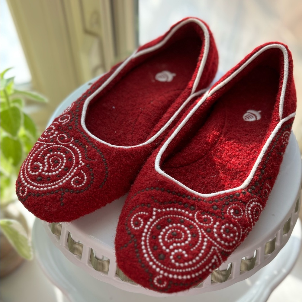 Acorn Red Embroidered Women's Slippers